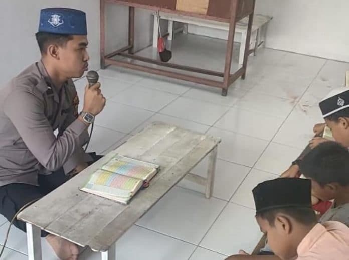 hafidz_polres_tanjungbalai_ajarkan_santri_membaca_alquran