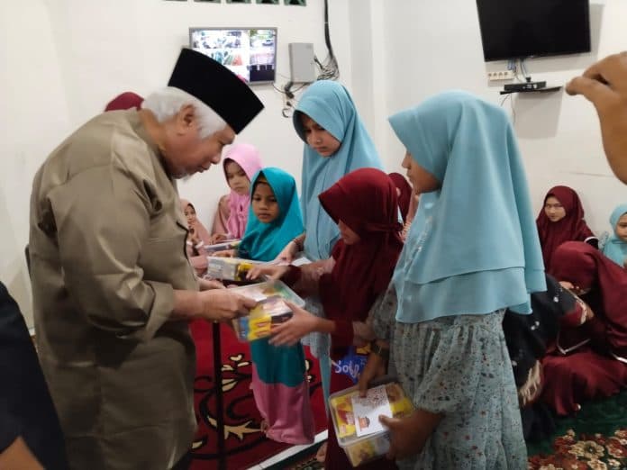 haji_novri_ompusunggu_beri_santunan_sekaligus_buka_puasa_bersama_anak_yatim