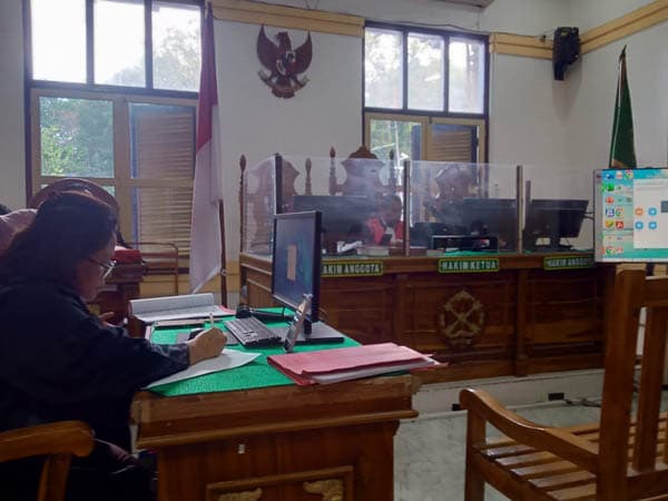 hakim_banding_perberat_hukuman_mahasiswa_kurir_ganja_asal_simalungun
