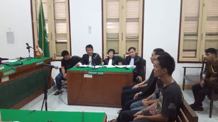 hakim_ke_terdakwa_tawuran_universitas_hkbp_nommensen_bukan_swasta_kaleng_kaleng