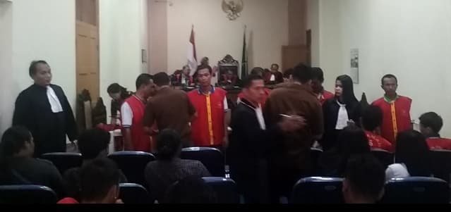 hakim_pn_siantar_bentak_5_terdakwa_kasus_143_kg_ganja