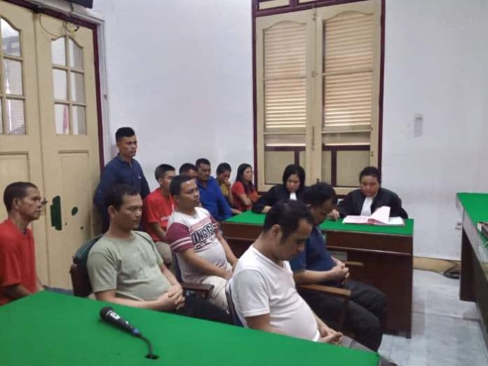 hakim_vonis_empat_terdakwa_pembuat_miras_ilegal_di_medan_16_bulan_penjara
