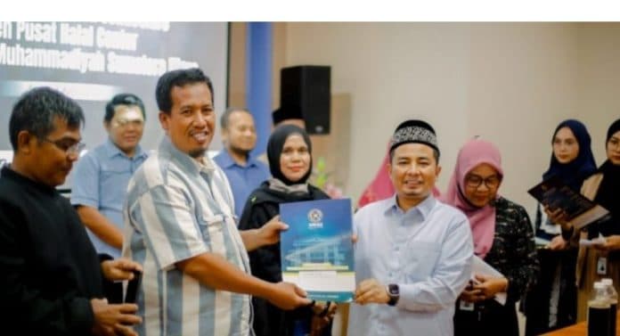 halal_center_umsu_serahkan_55_sertifikat_halal_gratis_kepada_pelaku_umkm