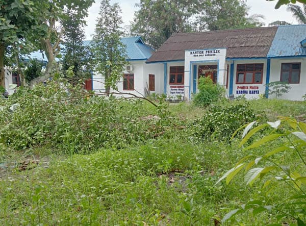 halaman_kantor_penilik_disdik_deli_serdang_ditumbuhi_belukar