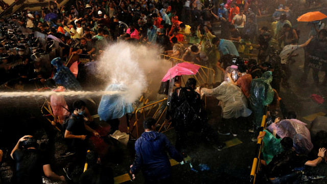 halau_ribuan_massa_polisi_thailand_tembakkan_meriam_air