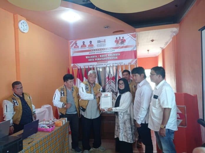 hanura_serahkan_surat_rekomendasi_untuk_5_balon_wali_kota_siantar