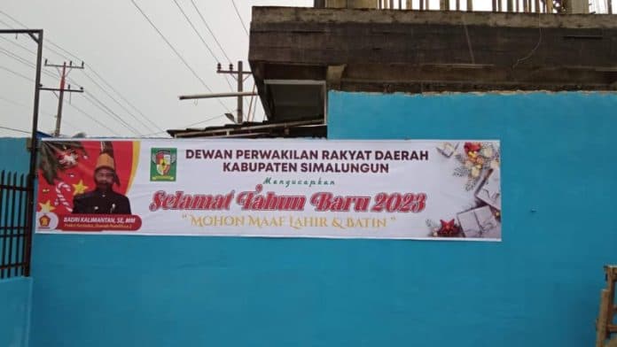 hanya_ucapkan_selamat_tahun_baru_spanduk_anggota_dprd_simalungun_jadi_perbincangan