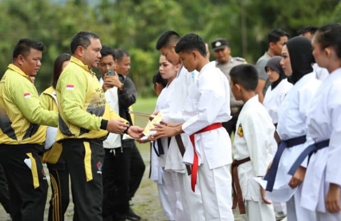 haornas_ke_40_atlet_bela_diri_pakpak_bharat_terima_medali_dan_piagam_penghargaan