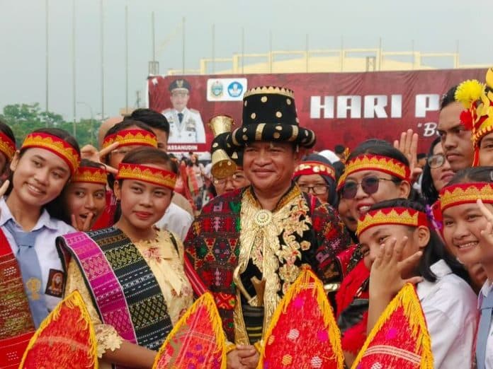 hardiknas_2024_sumut_diwarnai_pakaian_daerah_pj_gubsu_gunakan_adat_mandailing