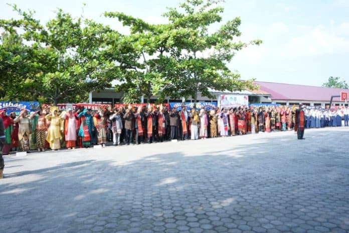 hardiknas_di_asahan_guru_guru_ikut_upacara_pakai_baju_daerah