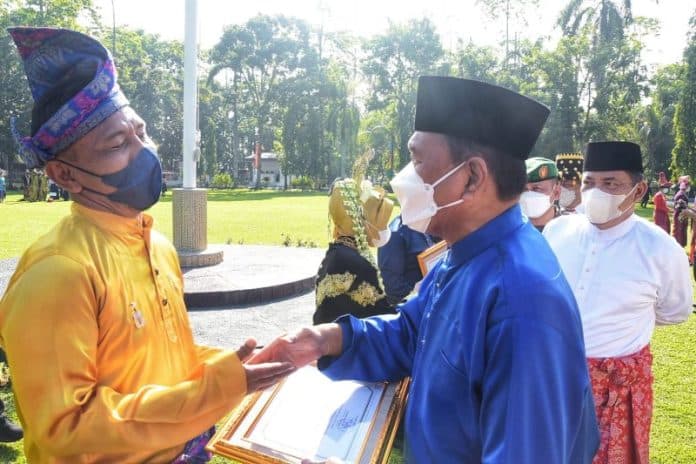 hardiknas_di_deli_serdang_dimeriahkan_dengan_pakaian_adat