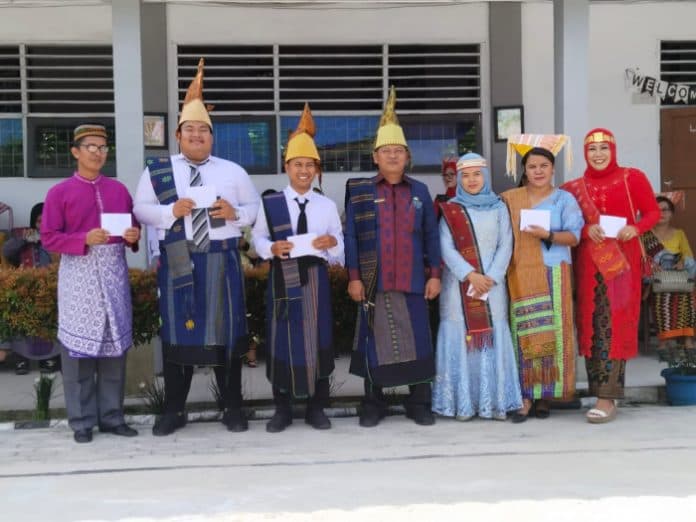 hardiknas_di_smkn_1_siantar_guru_guru_lomba_fashion_show_dinilai_oleh_siswa