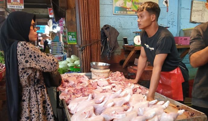 harga_ayam_dan_telur_merangkak_naik_di_pasar_horas_daging_sapi_masih_stabil