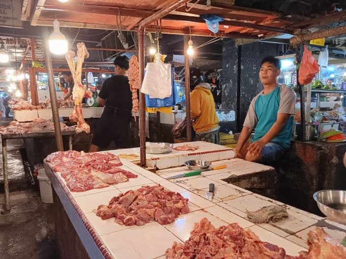 harga_ayam_di_pasar_horas_naik_pedagang_keluhkan_penurunan_penjualan
