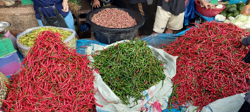 harga_bawang_merah_turun_di_medan_cabai_merah_bertahan_mahal