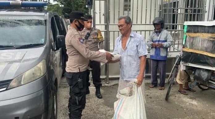 harga_bbm_naik_polsek_medan_timur_beri_sembako_ke_warga