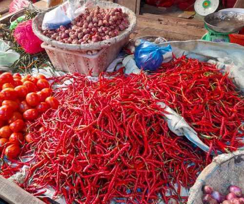 harga_cabai_bawang_merah_dan_tomat_masih_turun_di_siantar