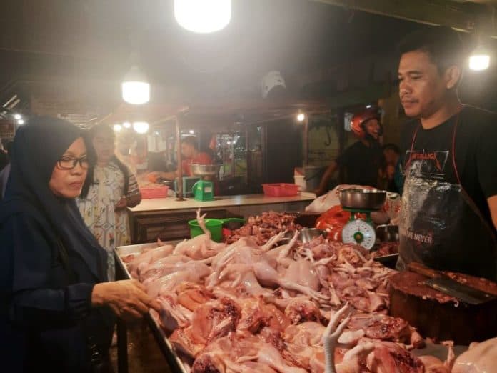 harga_daging_ayam_di_pasar_horas_masih_tinggi_daging_sapi_relatif_stabil