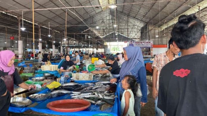harga_ikan_dan_ayam_melambung_di_medan_pembeli_jadi_sepi