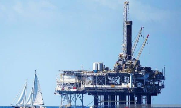 harga_minyak_anjlok_ke_us74_per_barel_imbas_suku_bunga_naik