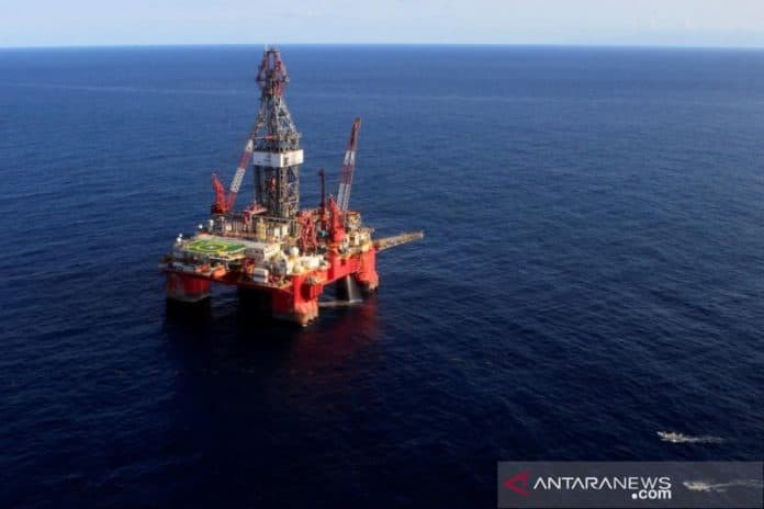harga_minyak_turun_tertekan_data_china_yang_lemah