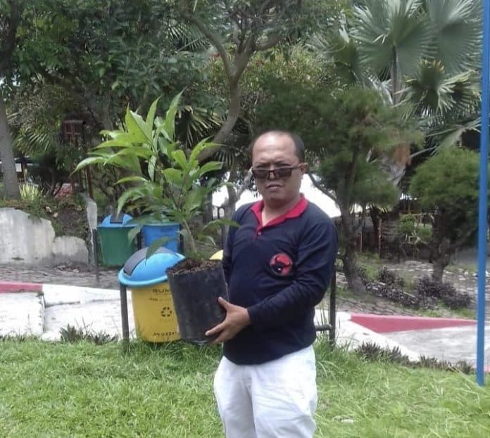 hari_bumi_internasional_anggota_dprd_tanam_bunga_di_kawasan_wisata_parapat