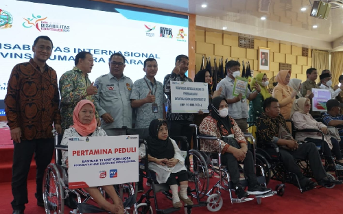 hari_disabilitas_internasional_pertamina_serahkan_bantuan_15_kursi_roda