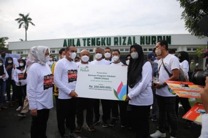 hari_disabilitas_internasional_pln_uiw_sumut_beri_bantuan_rp200_juta
