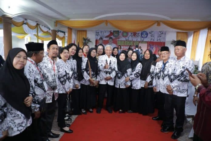 hari_guru_bupati_asahan_bacakan_puisi_untuk_tenaga_pendidik