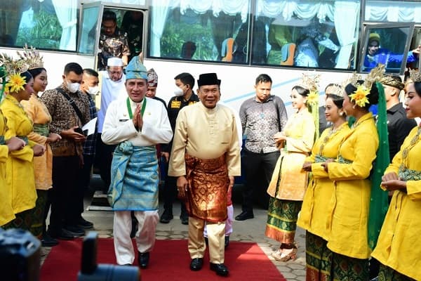 hari_guru_di_sumut_mendikbudristek_bukan_hanya_guru_yang_didorong_berubah_tapi_kita_juga_harus