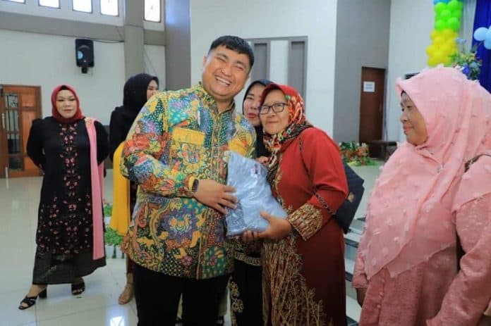 hari_ibu_ke_95_bupati_labura_berikan_tali_asih