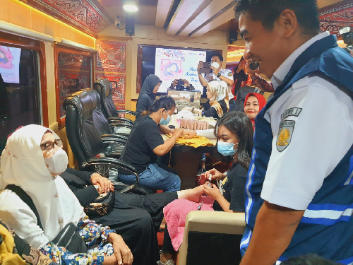 hari_ibu_penumpang_ka_medan_dimanjakan_salon_on_station