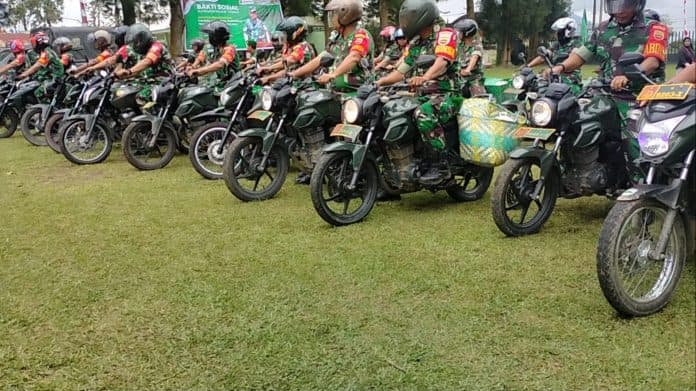 hari_infanteri_babinsa_kodim_0205tk_antar_sembako_pakai_keranjang_along_along