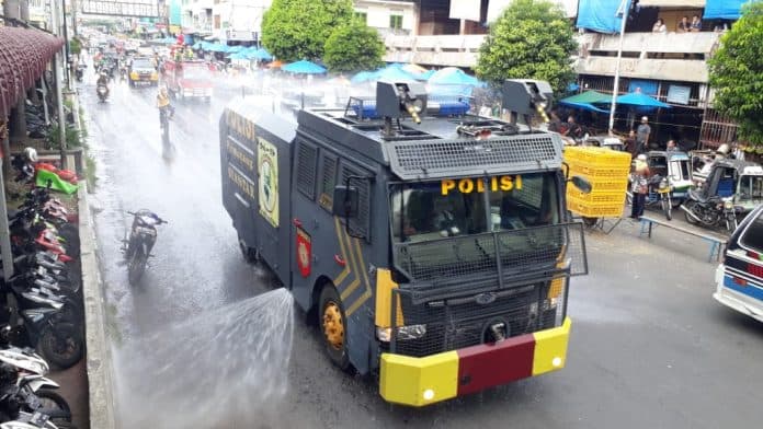 hari_ini_water_cannon_polres_siantar_semprot_desinfektan_di_jalan_sutomo_merdeka