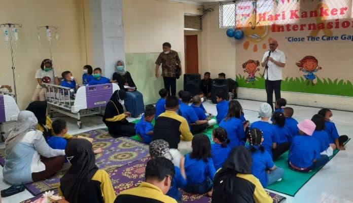 hari_kanker_anak_sedunia_dokter_dan_perawat_rsup_ham_bergembira_bersama_pasien