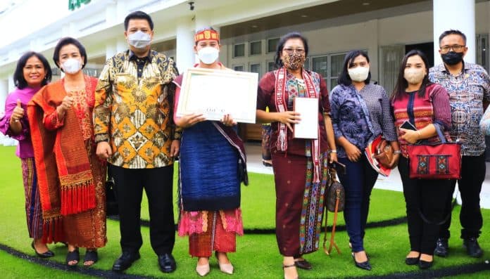 hari_kartini_wanita_berprestasi_asal_samosir_terima_penghargaan