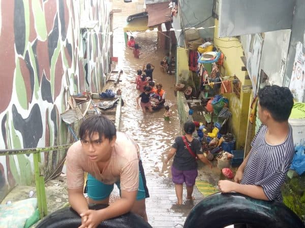 hari_kedua_banjir_di_kampung_aur_belum_surut
