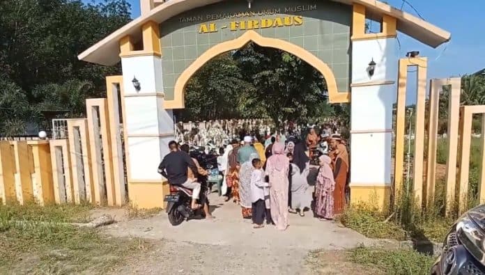 hari_kedua_idulfitri_warga_di_asahan_masih_ramai_berziarah