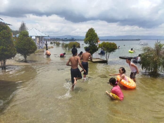 hari_kedua_libur_lebaran_objek_wisata_di_kabupaten_toba_diserbu_pengunjung