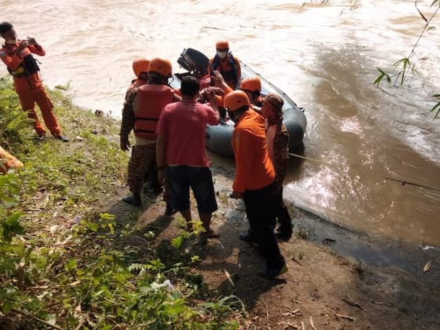 hari_kedua_pencarian_jasad_arbi_yang_tenggelam_di_sungai_blumai_belum_membuahkan_hasil