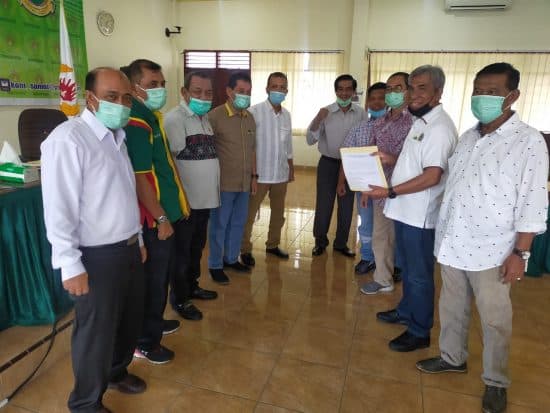 hari_kedua_pendaftaran_john_lubis_ambil_formulir_calon_ketua_koni