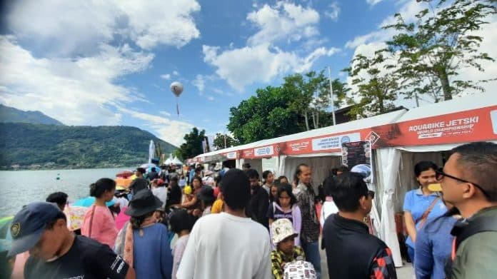 hari_keempat_aquabike_jetski_championship_2024_stan_umkm_di_samosir_diserbu_pengunjung