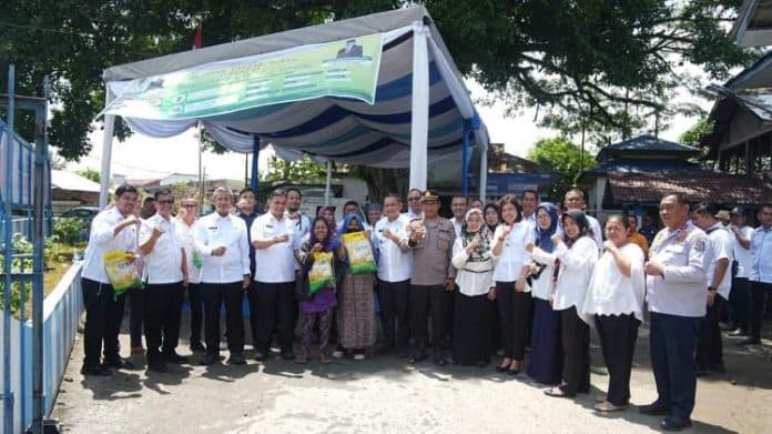 hari_ketahanan_pangan_pj_bupati_deli_serdang_tinjau_gerakan_pasar_murah