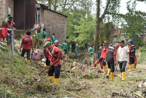 hari_ketiga_gotong_royong_petugas_gabungan_bersihkan_lereng_sungai_deli