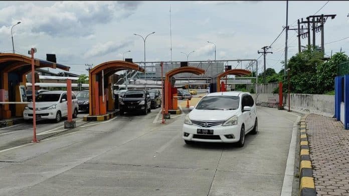 hari_ketiga_lebaran_volume_kendaraan_di_gerbang_tol_amplas_masih_normal