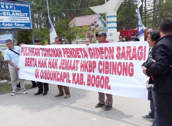 hari_ketiga_rph_hkbp_di_silangit_jemaat_cibinong_gelar_aksi_protes_terhadap_ephorus