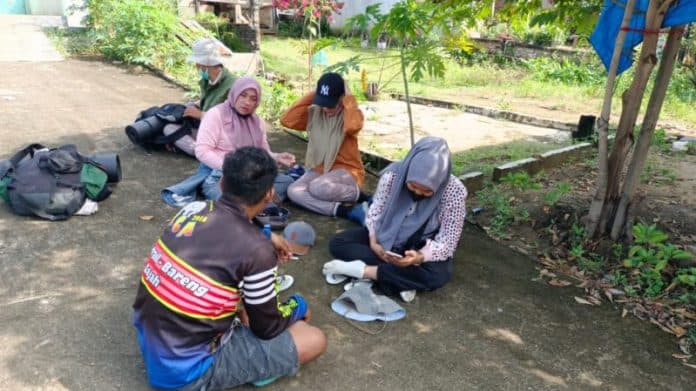 hari_ketujuh_nakes_dan_aktivis_asahan_yang_jalan_kaki_ke_istana_baru_sampai_di_rokan_hilir_riau