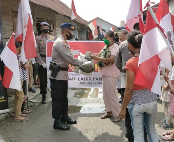 hari_lahir_pancasila_brimob_sumut_berbagi_kasih