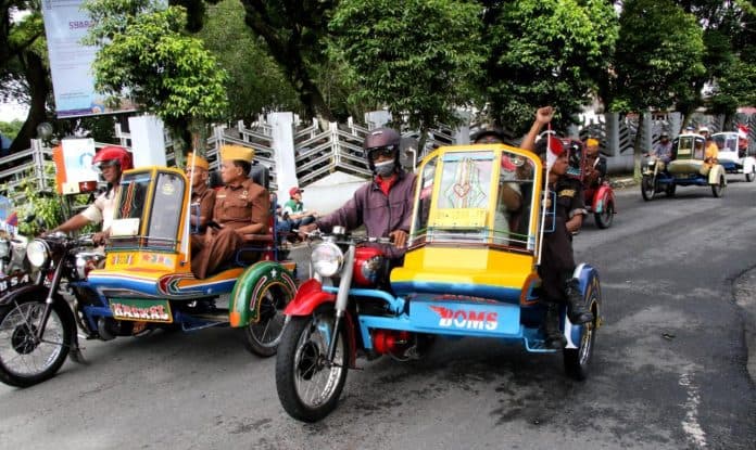 hari_pahlawan_wali_kota_siantar_ajak_veteran_naik_becak_bsa_ke_tmp_nagur