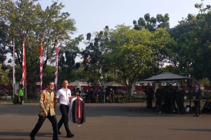 hari_pengumuman_dan_pelantikan_para_menteri_kenakan_batik_ke_istana